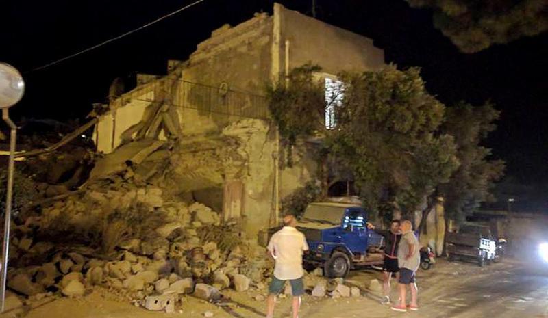 Туристы покидают остров Искья после землетрясения