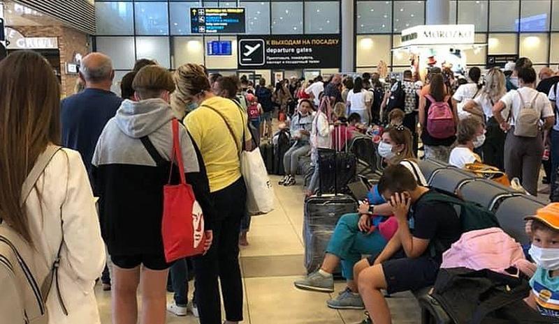 Социальная дистанция в аэропортах превратилась в формальность