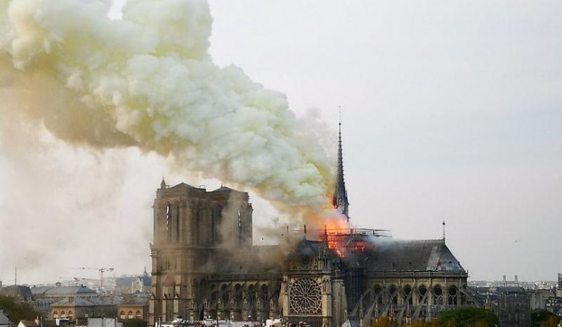 В столице Франции горит cобор Парижской Богоматери