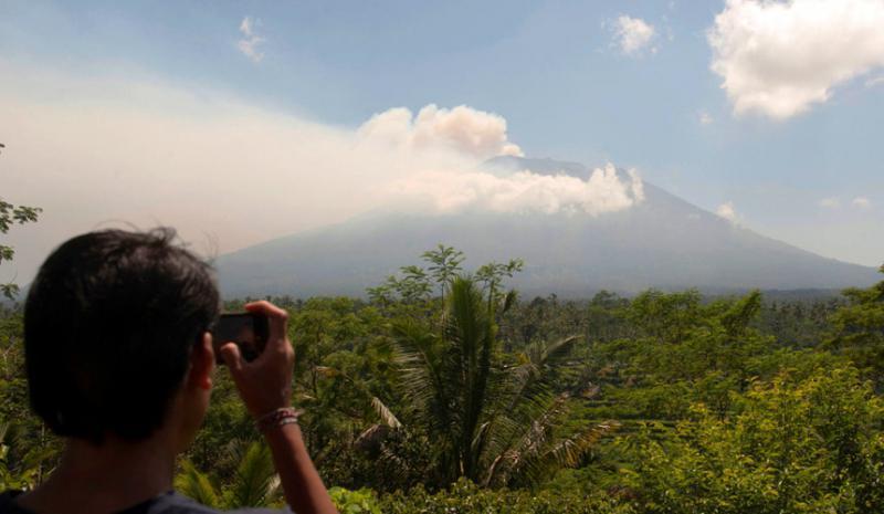 Тысячи туристов, отдыхающих на острове Бали, эвакуируют в Индонезии