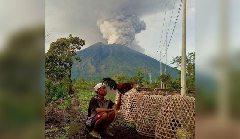 Из-за извержения вулкана на Бали временно закрыт аэропорт