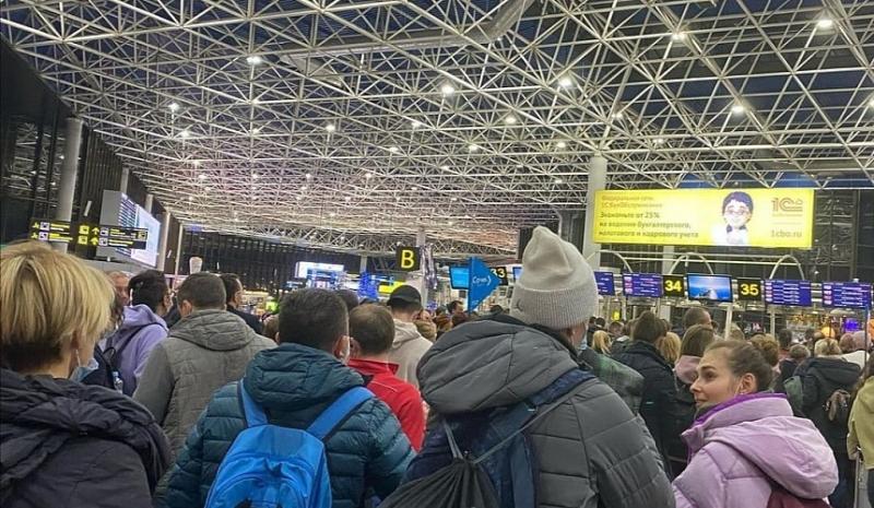 Туристы сообщают о больших очередях в аэропорту Сочи